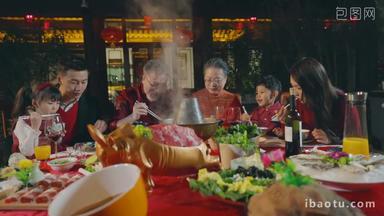 春节东方<strong>家庭</strong>在中式庭院内聚餐